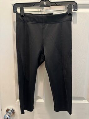 NWT IVY PARK Black Mid-Rise Sculptured Capri Leggings